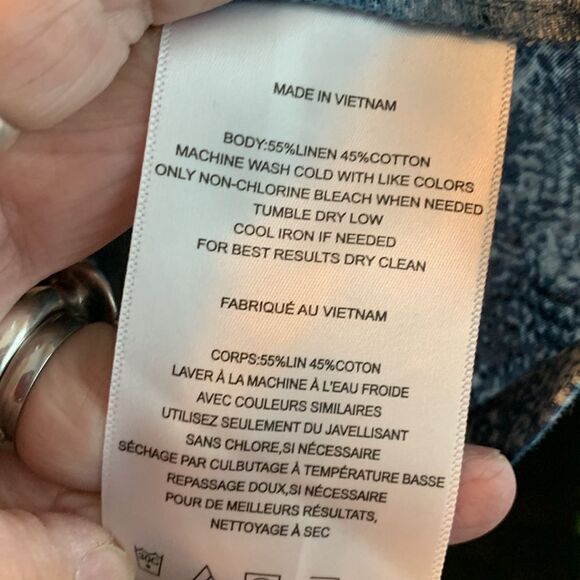 Stella & Dot Size XS blue reptile print crop top. NWOT. Button-up V-neck back. - Picture 5 of 8